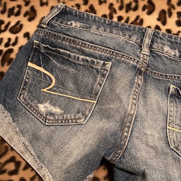 2 for $40 AMERICAN EAGLE Shorts Women’s Size 2 AEO Distressed Denim Jean Shorts - Picture 8 of 14